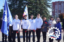 Возложение цветов к мемориалу на площади Василевского